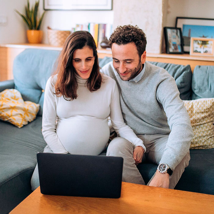 Un matrimonio asistiendo a una consulta del psicólogo de parejas