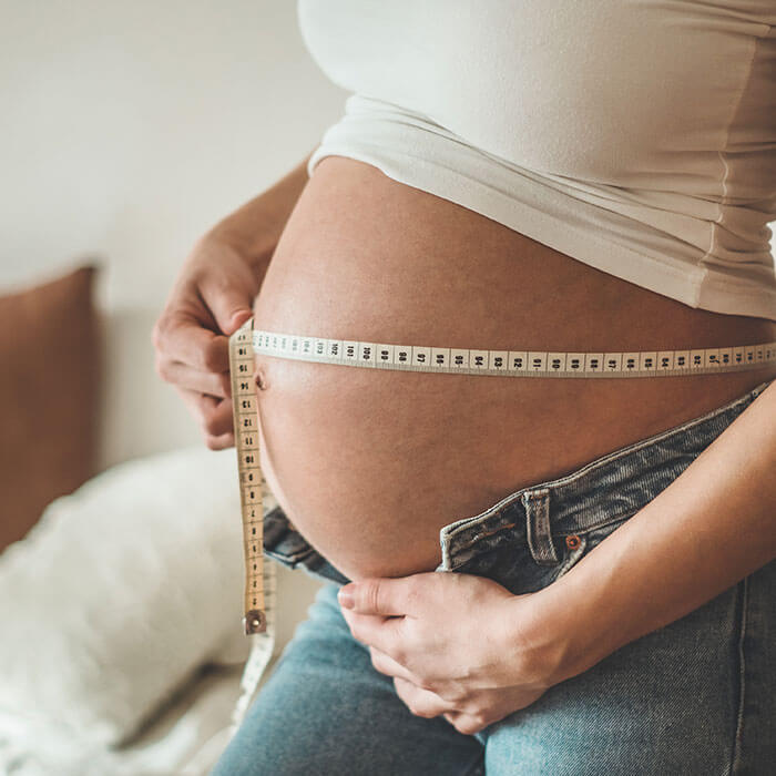 Mujer interesada en cuidar su nutrición en todas las etapas de la maternidad y embarazo