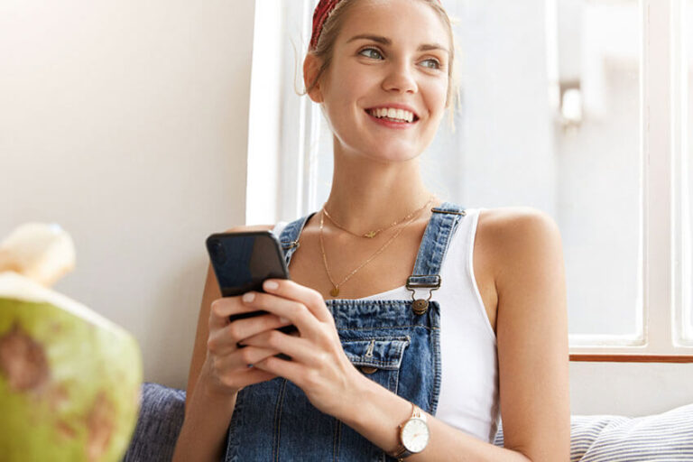 Chica con uno de los métodos para calcular días fértiles más utilizados