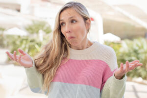 Diccionario de madre lactante con madre confundida intentando entender términos