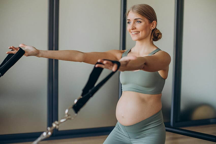 Ejercicio durante el embarazo con movimientos seguros y adaptados