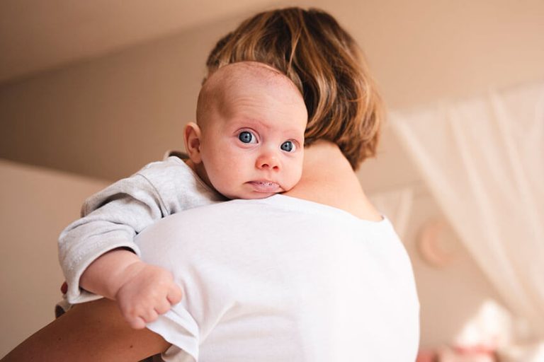 Bebé con regresión del sueño de 4 meses despertándose durante la noche.