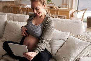 Embarazada preparándose para la lactancia con una asesora online